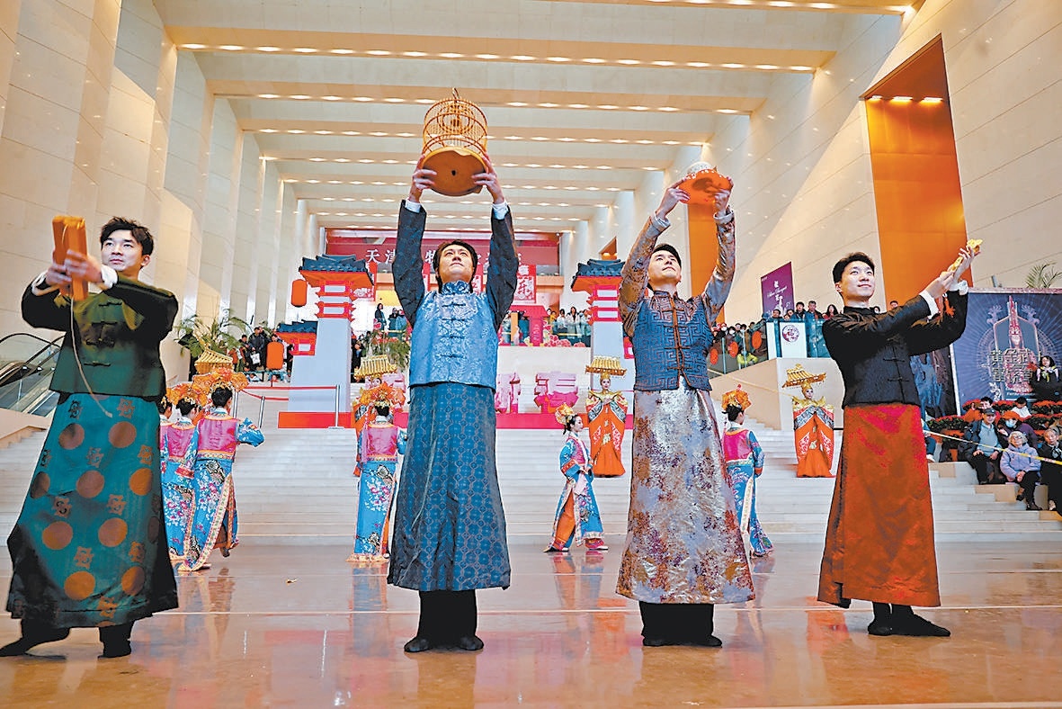 節日期間,天津歌舞劇院芭蕾舞團與天津博物館共同舉辦“奧地利施瓦策瑙古堡與紫禁城的相遇”快閃演出活動,芭蕾舞與中國傳統服飾表演交相輝映,給現場觀眾帶來別樣的節日感受。 節日期間,天津歌舞劇院芭蕾舞團與天津博物館共同舉辦“奧地利施瓦策瑙古堡與紫禁城的相遇”快閃演出活動,芭蕾舞與中國傳統服飾表演交相輝映,給現場觀眾帶來別樣的節日感受。