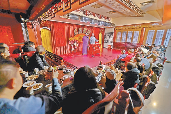 2月1日,天津的相聲茶館以獨具地域特色的演出,吸引了來自全國各地的聽眾。 2月1日,天津的相聲茶館以獨具地域特色的演出,吸引了來自全國各地的聽眾。