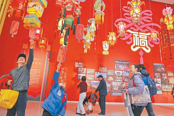 中國非物質文化遺産館裏,觀看“過年——春節主題展”的人絡繹不絕。 中國非物質文化遺産館裏,觀看“過年——春節主題展”的人絡繹不絕。