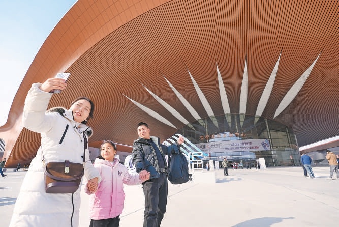 2月21日,首都國際會展中心正式投用並迎來首展,不少參觀者前來打卡“紫金絲帶”。 2月21日,首都國際會展中心正式投用並迎來首展,不少參觀者前來打卡“紫金絲帶”。