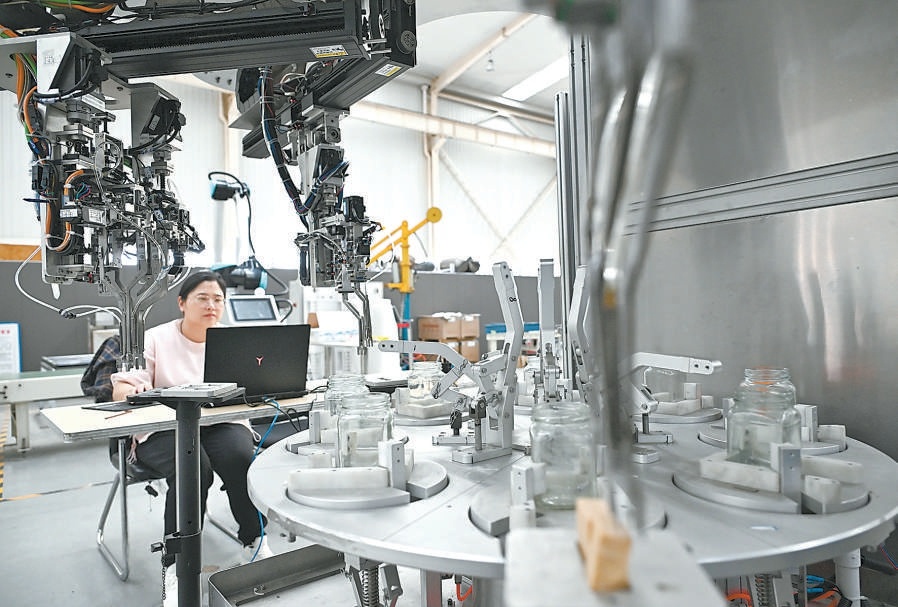 唐山四維智慧科技有限公司工程師正在調試腐乳自動裝瓶機器人。 唐山四維智慧科技有限公司工程師正在調試腐乳自動裝瓶機器人。