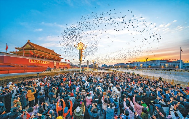 2025新年第一天,市民游客齊聚天安門廣場,共同見證五星紅旗冉冉升起。 2025新年第一天,市民游客齊聚天安門廣場,共同見證五星紅旗冉冉升起。