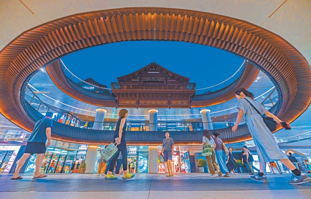 作為北京中軸線申遺成功後的標誌性城市更新工程,夜晚的大吉巷吸引眾多市民前來打卡。 作為北京中軸線申遺成功後的標誌性城市更新工程,夜晚的大吉巷吸引眾多市民前來打卡。