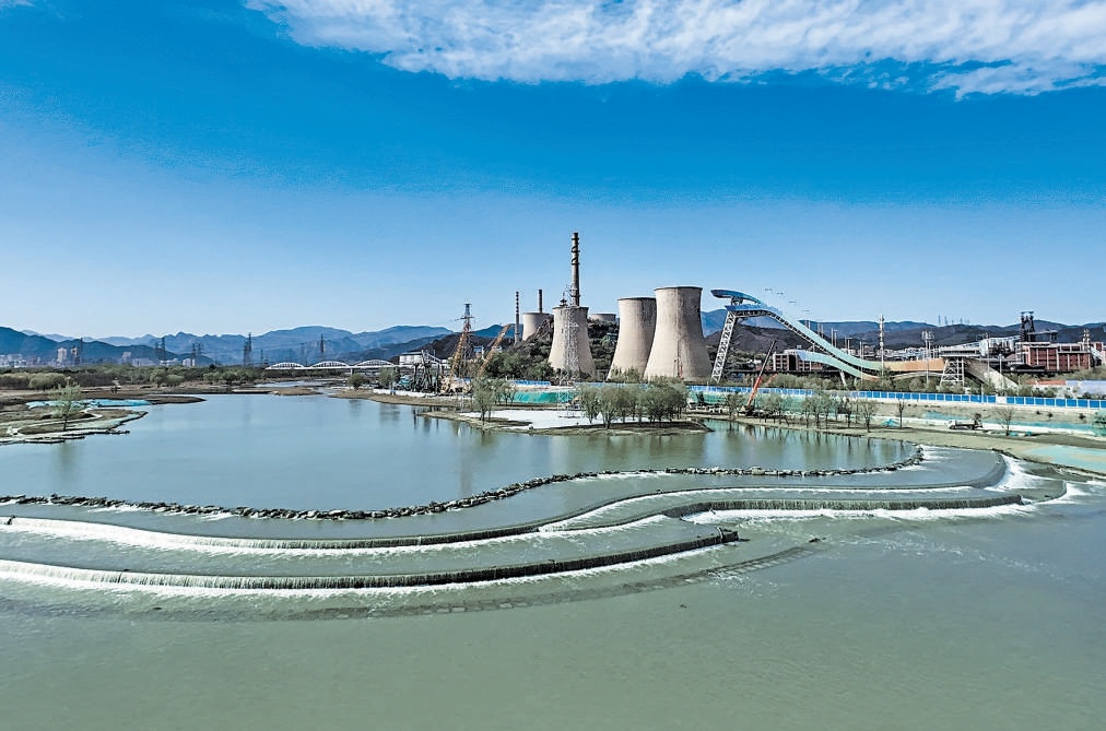 永定河“五湖一線”水毀修復工程基本完工,18.4公里的河道將重新煥發生機。工程全線共設22處跌水結構,可大幅削減水流能量,有效保護下游河道或岸坡免受沖刷。圖為首鋼園外河道中的跌水結構。 永定河“五湖一線”水毀修復工程基本完工,18.4公里的河道將重新煥發生機。工程全線共設22處跌水結構,可大幅削減水流能量,有效保護下游河道或岸坡免受沖刷。圖為首鋼園外河道中的跌水結構。