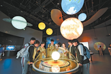 9月30日,北京世園國際旅遊度假區內的北京未來科技館迎來開館。學生圍看天體模型,探索宇宙奧秘。 9月30日,北京世園國際旅遊度假區內的北京未來科技館迎來開館。學生圍看天體模型,探索宇宙奧秘。
