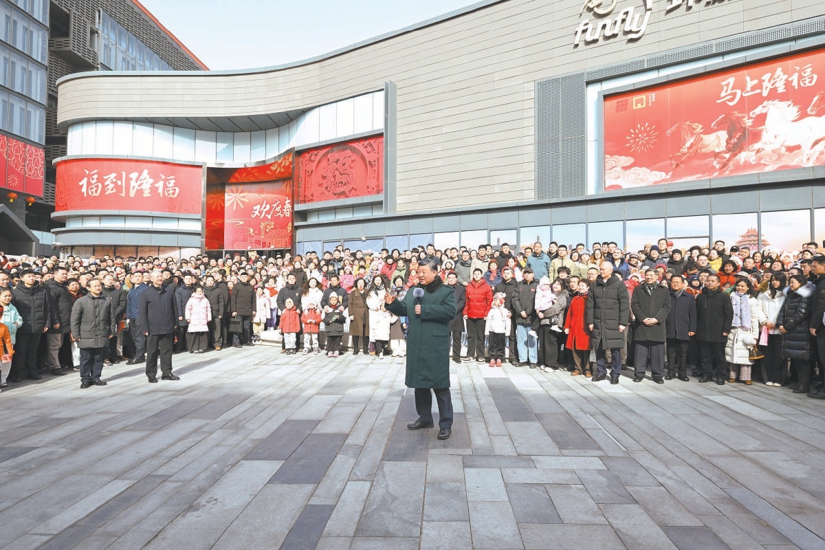 2月9日至10日,中共中央總書記、國家主席、中央軍委主席習近平在北京考察並看望慰問基層幹部群眾。這是10日上午,習近平在東城區隆福寺街區考察時,向全國各族人民和香港同胞、澳門同胞、台灣同胞、海外僑胞致以美好的新春祝福。 2月9日至10日,中共中央總書記、國家主席、中央軍委主席習近平在北京考察並看望慰問基層幹部群眾。這是10日上午,習近平在東城區隆福寺街區考察時,向全國各族人民和香港同胞、澳門同胞、台灣同胞、海外僑胞致以美好的新春祝福。