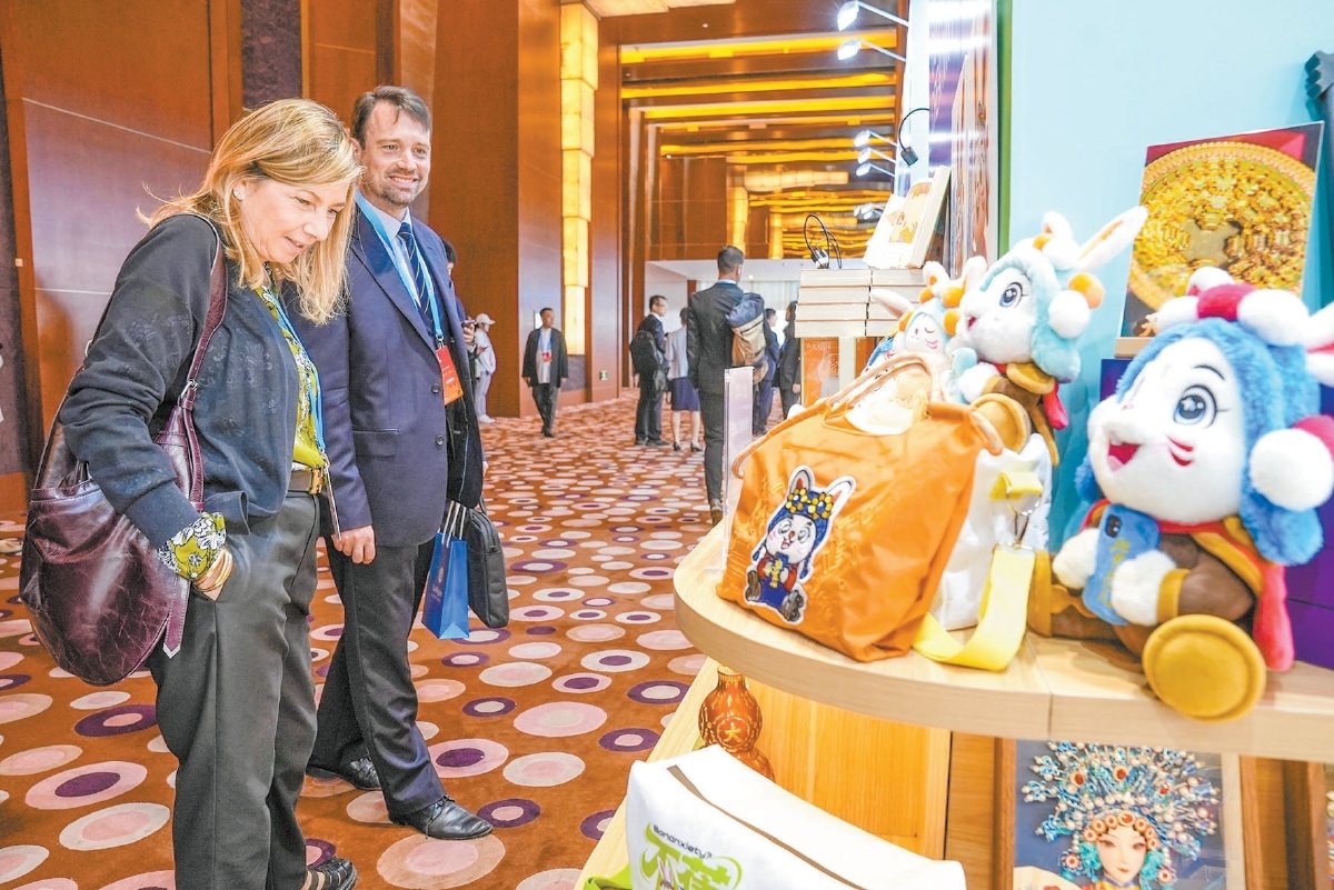 2025北京文化論壇9月23日開幕,首次設立的精品文創展示區吸引眾多嘉賓和記者參觀體驗。 2025北京文化論壇9月23日開幕,首次設立的精品文創展示區吸引眾多嘉賓和記者參觀體驗。