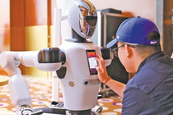 2025北京文化論壇9月23日開幕,首次設立的精品文創展示區吸引眾多嘉賓和記者參觀體驗。 2025北京文化論壇9月23日開幕,首次設立的精品文創展示區吸引眾多嘉賓和記者參觀體驗。