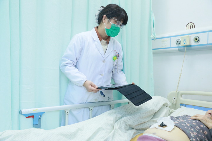 2026年2月2日,全國人大代表、安徽中醫藥大學第二附屬醫院急診科副主任徐曉嬋正在查房。 2026年2月2日,全國人大代表、安徽中醫藥大學第二附屬醫院急診科副主任徐曉嬋正在查房。