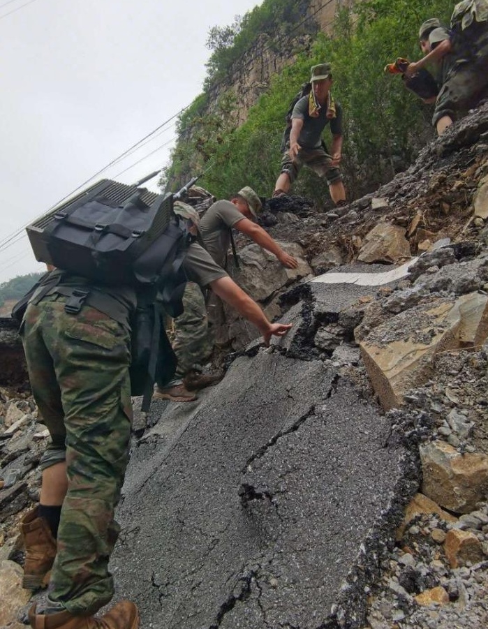通信兵10小時艱難跋涉 村裏復聯了! 通信兵10小時艱難跋涉 村裏復聯了!