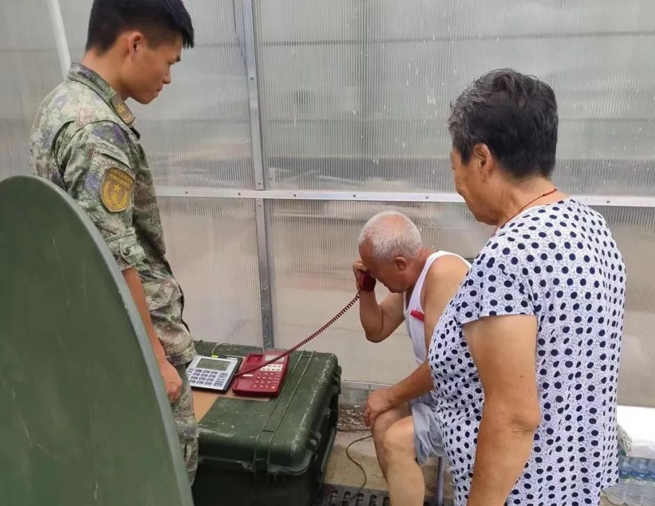 通信兵10小時艱難跋涉 村裏復聯了! 通信兵10小時艱難跋涉 村裏復聯了!