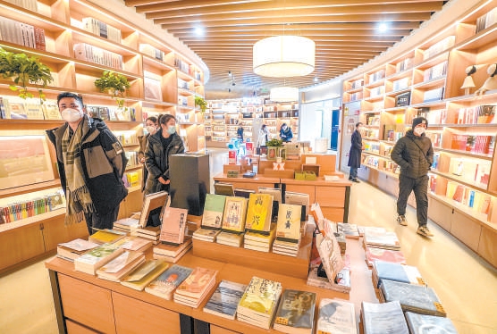 雄安·電建智匯城內，入駐的言幾又書店吸引許多周邊居民前來閱讀體驗。