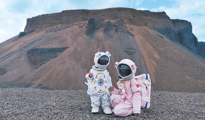 游客身穿“宇航服”沉浸式體驗烏蘭察布烏蘭哈達火山文旅項目。 游客身穿“宇航服”沉浸式體驗烏蘭察布烏蘭哈達火山文旅項目。