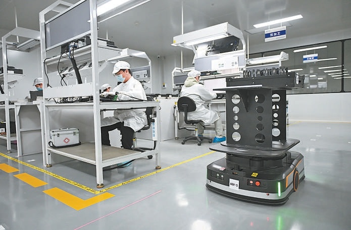 在雄安科創中心中試基地,雄安百信資訊科技有限公司的智慧運輸機器人在運送物料。 在雄安科創中心中試基地,雄安百信資訊科技有限公司的智慧運輸機器人在運送物料。