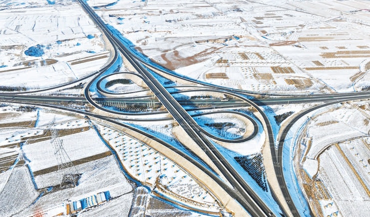 京蔚高速與張石高速樞紐互通。 京蔚高速與張石高速樞紐互通。