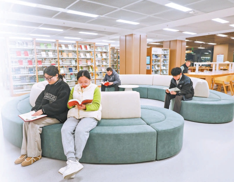 雄安圖書館已成為讀者休閒閱讀的好去處(資料圖)。 雄安圖書館已成為讀者休閒閱讀的好去處(資料圖)。