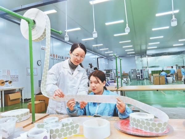 2月19日，許亞傑（左）在河北思瑞恩新材料科技有限公司保定生産中心進行技術指導。