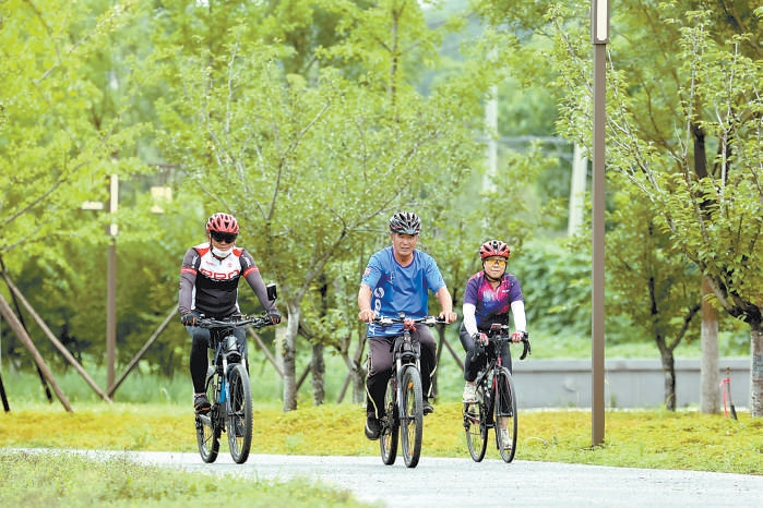 姚辛莊村騎行隊見證了城市副中心的環境變遷。(白繼開 攝) 姚辛莊村騎行隊見證了城市副中心的環境變遷。(白繼開 攝)