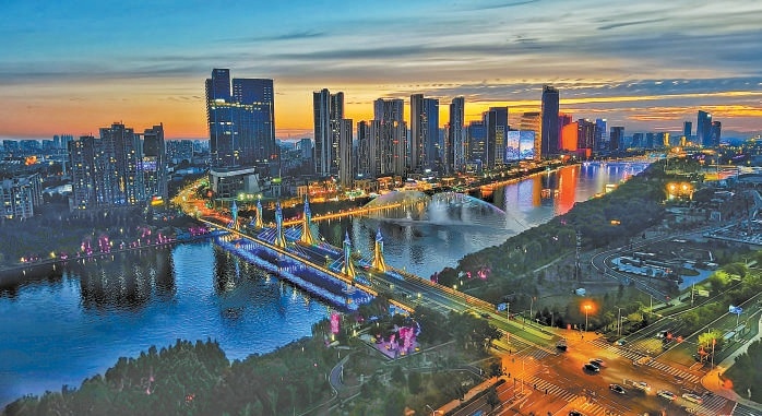 晚霞與運河夜景交相輝映。 晚霞與運河夜景交相輝映。