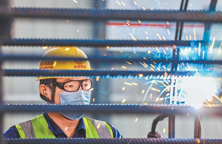 工人在進行鋼筋籠焊接。 工人在進行鋼筋籠焊接。