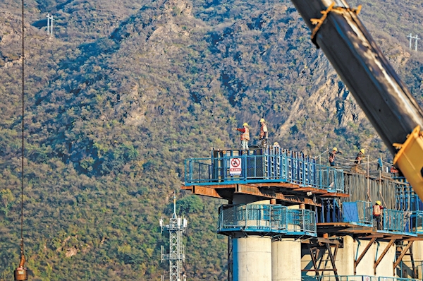 項目的每一次推進都是對建設者技術與毅力的考驗。 項目的每一次推進都是對建設者技術與毅力的考驗。