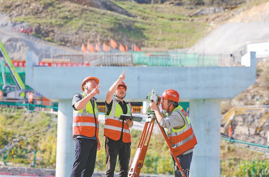 施工人員進行嚴格細緻的測量。 施工人員進行嚴格細緻的測量。