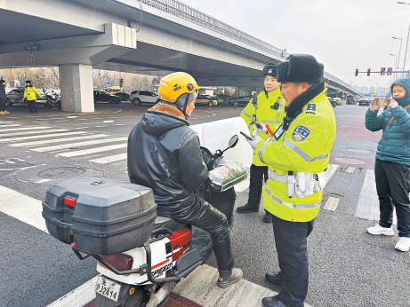 昨晨,雍和宮橋下路口,一輛電動自行車載物超規被查。 昨晨,雍和宮橋下路口,一輛電動自行車載物超規被查。