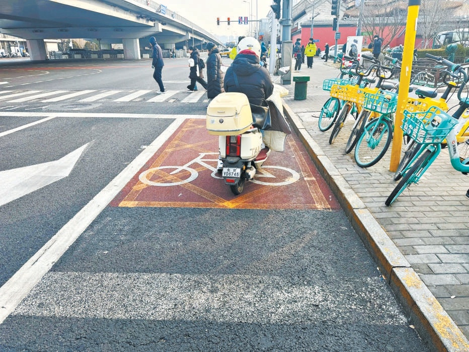 昨晨,雍和宮橋下路口,電動自行車停到了禁停的黃色網格線裏。 昨晨,雍和宮橋下路口,電動自行車停到了禁停的黃色網格線裏。