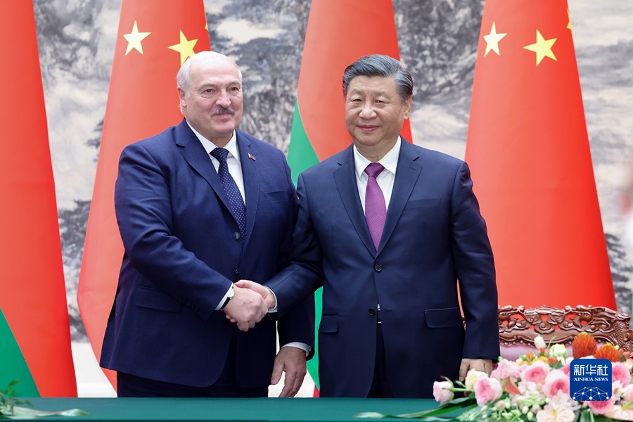 3月1日,國家主席習近平在北京人民大會堂同來華進行國事訪問的白俄羅斯總統盧卡申科舉行會談。這是會談後,兩國元首共同簽署《中華人民共和國和白俄羅斯共和國關於新時代進一步發展兩國全天候全面戰略夥伴關係的聯合聲明》。 3月1日,國家主席習近平在北京人民大會堂同來華進行國事訪問的白俄羅斯總統盧卡申科舉行會談。這是會談後,兩國元首共同簽署《中華人民共和國和白俄羅斯共和國關於新時代進一步發展兩國全天候全面戰略夥伴關係的聯合聲明》。
