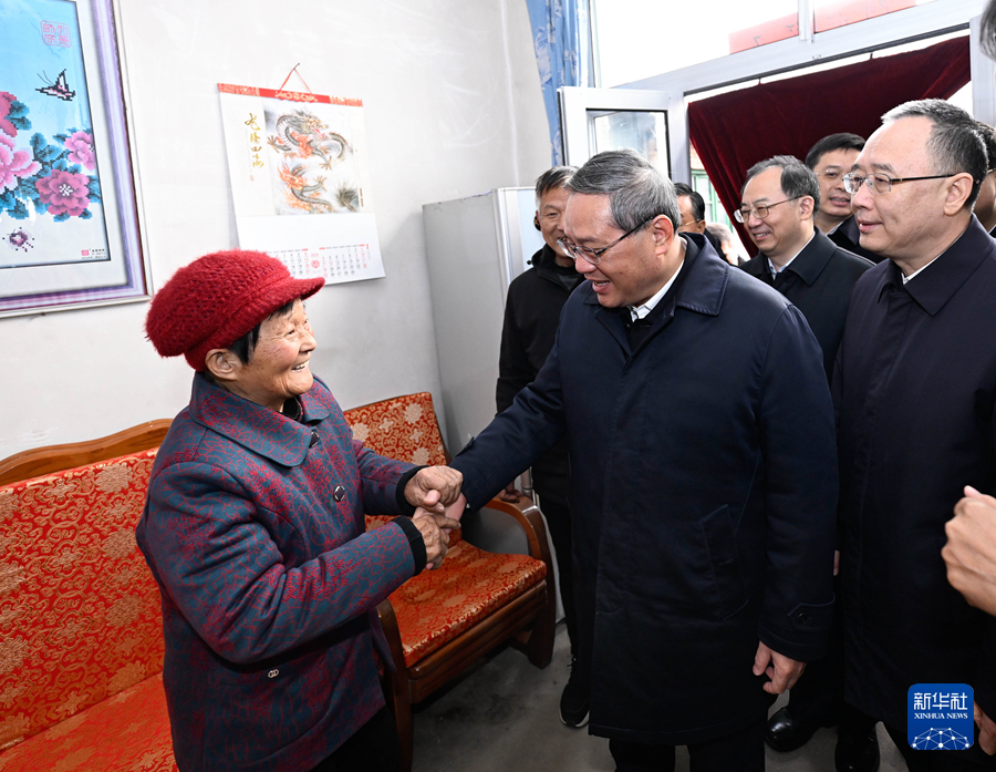 2月1日,中共中央政治局常委、國務院總理李強在山西調研,看望慰問基層幹部群眾,向大家致以新春的祝福。這是李強看望慰問太原市小店區劉家堡鄉劉家堡村的困難群眾。 2月1日,中共中央政治局常委、國務院總理李強在山西調研,看望慰問基層幹部群眾,向大家致以新春的祝福。這是李強看望慰問太原市小店區劉家堡鄉劉家堡村的困難群眾。