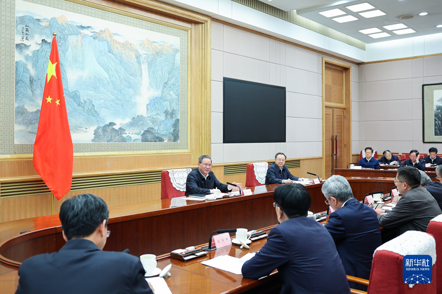 4月8日下午，中共中央政治局常委、國務院總理李強在北京主持召開經濟形勢專家和企業家座談會，聽取對當前經濟形勢和下一步經濟工作的意見建議。