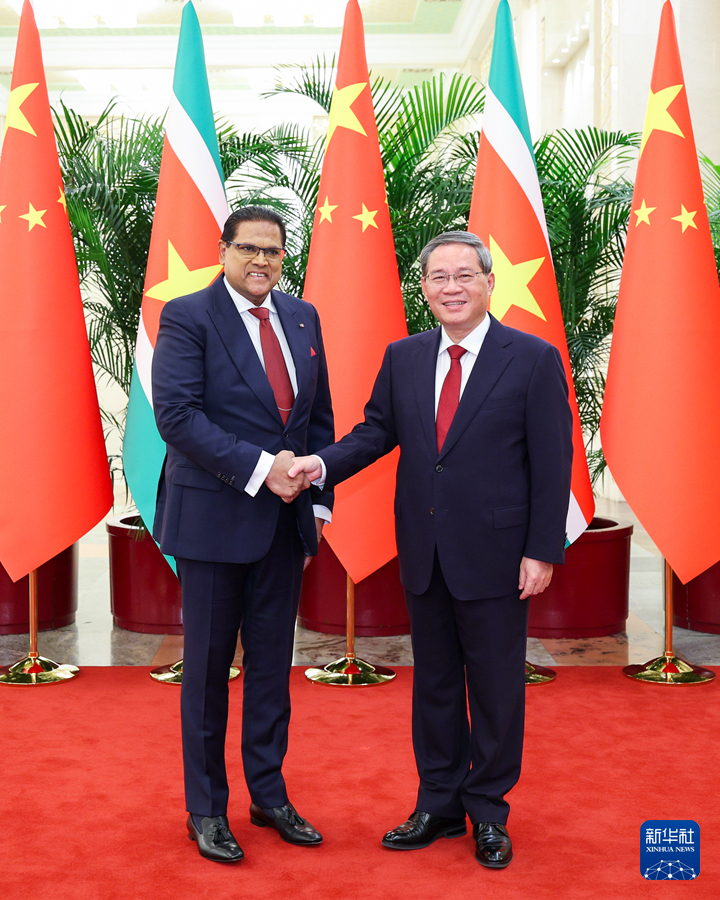 4月12日上午，國務院總理李強在北京人民大會堂會見來華進行國事訪問的蘇利南總統單多吉。