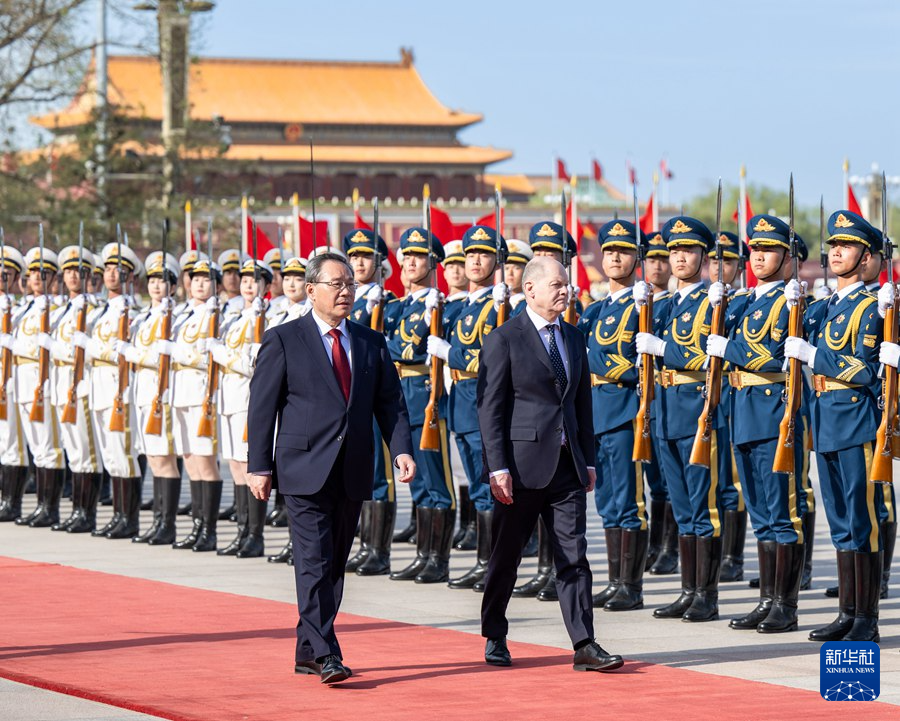 4月16日下午，國務院總理李強在北京人民大會堂同來華進行正式訪問的德國總理朔爾茨舉行會談。會談前，李強在人民大會堂東門外廣場為朔爾茨舉行歡迎儀式。