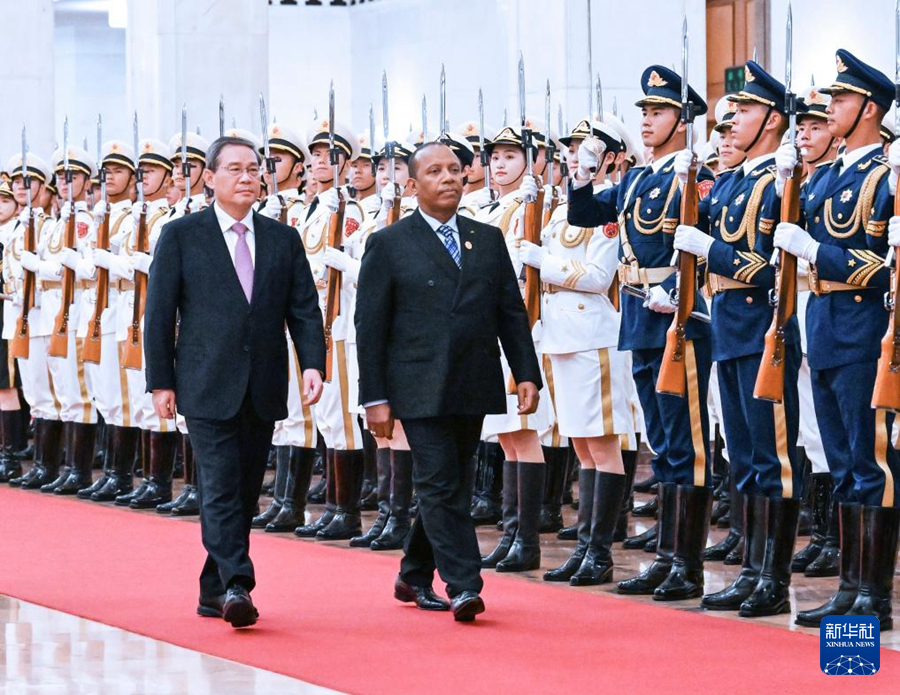 9月6日下午,國務院總理李強在北京人民大會堂同來華出席中非合作論壇北京峰會並進行正式訪問的聖多美和普林西比總理特羅瓦達舉行會談。這是會談前,李強在人民大會堂中央大廳為特羅瓦達舉行歡迎儀式。 9月6日下午,國務院總理李強在北京人民大會堂同來華出席中非合作論壇北京峰會並進行正式訪問的聖多美和普林西比總理特羅瓦達舉行會談。這是會談前,李強在人民大會堂中央大廳為特羅瓦達舉行歡迎儀式。