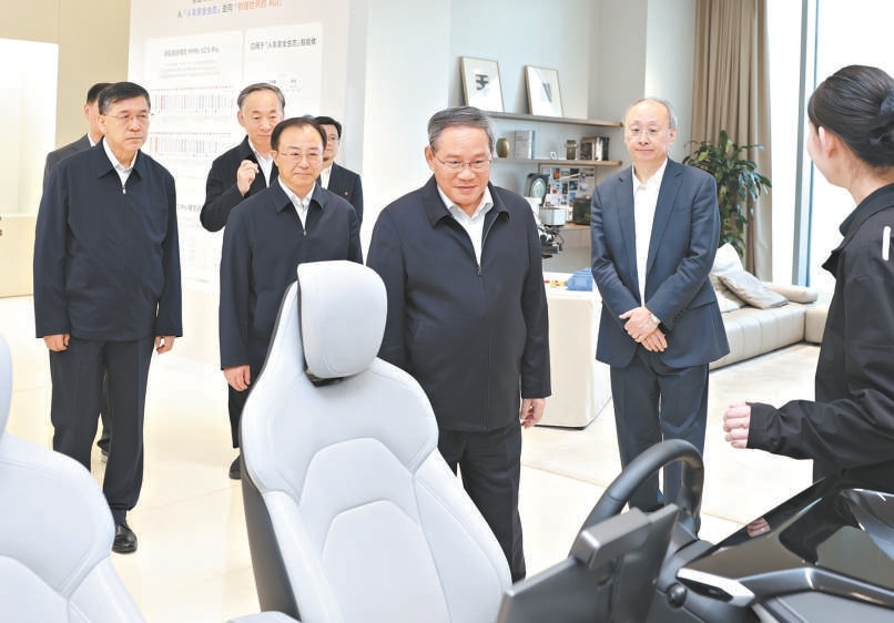 5月18日,中共中央政治局常委、國務院總理李強在北京調研。這是李強在小米汽車科技有限公司調研。 5月18日,中共中央政治局常委、國務院總理李強在北京調研。這是李強在小米汽車科技有限公司調研。