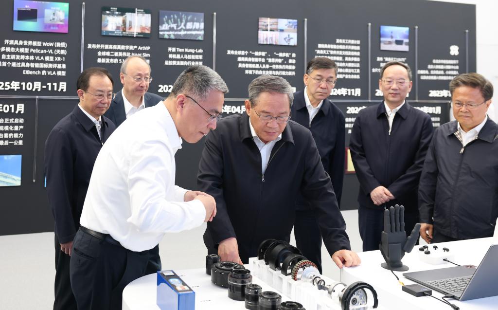 5月18日,中共中央政治局常委、國務院總理李強在北京調研。這是李強在北京人形機器人創新中心有限公司聽取智慧機器人技術創新和産業發展介紹。 5月18日,中共中央政治局常委、國務院總理李強在北京調研。這是李強在北京人形機器人創新中心有限公司聽取智慧機器人技術創新和産業發展介紹。