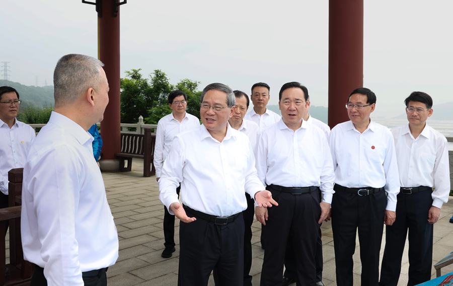 5月25日至27日,中共中央政治局常委、國務院總理李強在浙江省舟山市、寧波市調研。這是5月26日,李強在舟山國家石油儲備基地聽取石油儲備工作彙報,了解項目建設運營情況。 5月25日至27日,中共中央政治局常委、國務院總理李強在浙江省舟山市、寧波市調研。這是5月26日,李強在舟山國家石油儲備基地聽取石油儲備工作彙報,了解項目建設運營情況。