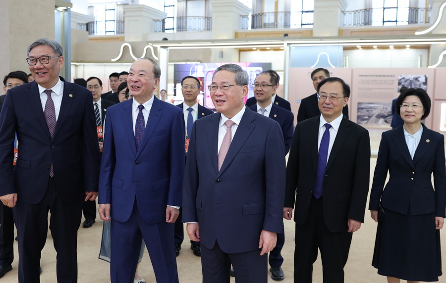 10月14日上午,國務院總理李強在廣州出席“廣交世界70年”座談會。這是座談會前,李強參觀“廣交世界70年”主題展。 10月14日上午,國務院總理李強在廣州出席“廣交世界70年”座談會。這是座談會前,李強參觀“廣交世界70年”主題展。