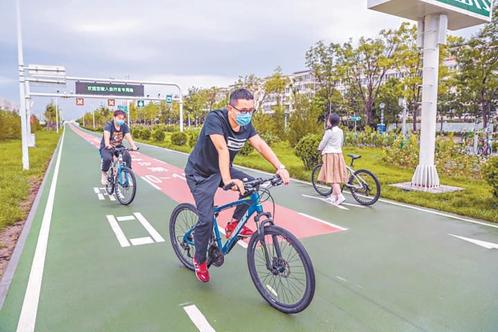 北京市民在綠色通道上騎行。 北京市民在綠色通道上騎行。