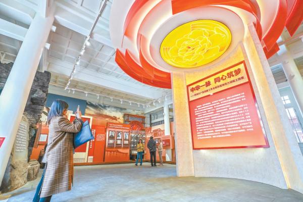 3月28日，经过保护修缮，位于西城区小石虎胡同的蒙藏学校旧址开放，首个“中华民族共同体体验馆”亮相。图为“中华一脉 同心筑梦”主题展。