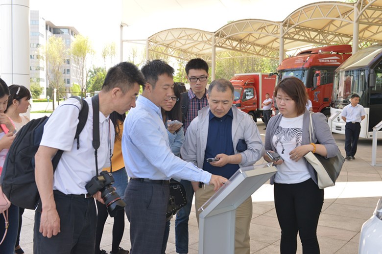2015年5月，市经济信息化委组织十余家媒体前往北汽福田实地采访企业打造高端产业相关情况。
