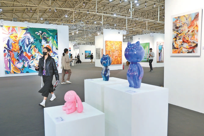 2023北京当代·艺术博览会近日开幕，154家艺术和文化机构展示作品或举办现场互动。