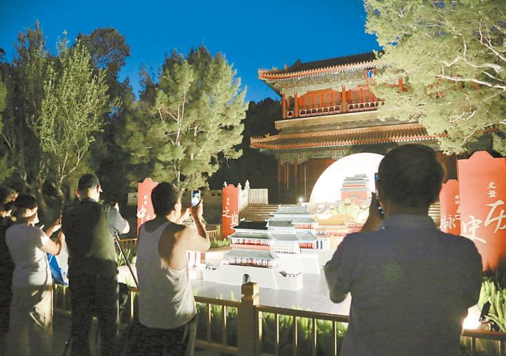 市民游客在景山公园感受暑期夜赏体验月活动。（安然 摄）