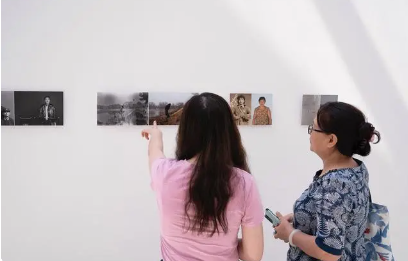 四百余幅经典摄影作品讲述“中国摄影四十年”.png