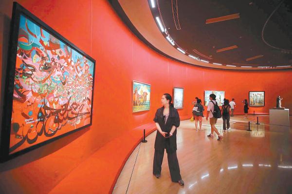 “美在融汇——共建‘一带一路’倡议提出十周年美术作品展”近日在中国美术馆开展。