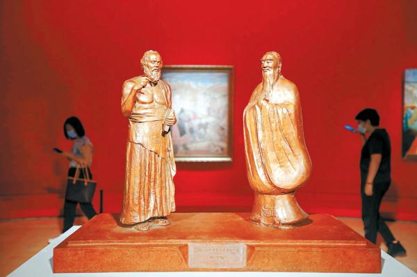 吴为山创作的青铜组雕《神遇——孔子与苏格拉底的对话》。