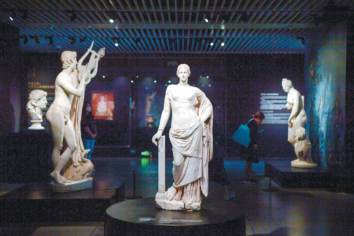 雕塑《海中的阿佛洛狄忒》（中）是此次展览的重磅展品。（方非 摄）