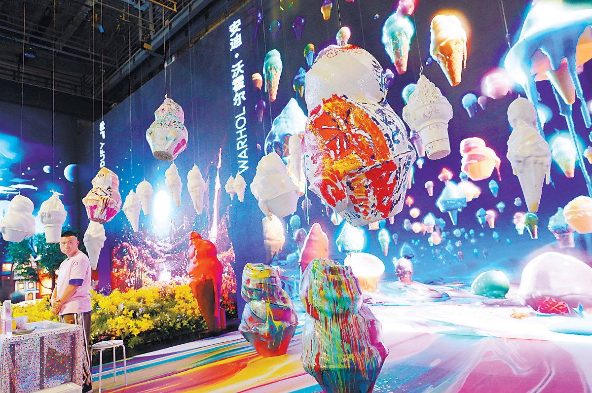 9月26日，北京798艺术节开幕，缤纷多彩的艺术展品迎接参观者到来。 （程功 摄）