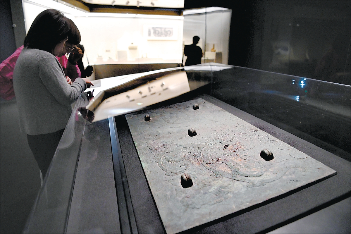 西汉矩形五钮龙纹铜镜首次亮相，它是目前我国出土最大、最重的古代矩形铜镜。（和冠欣 摄）
