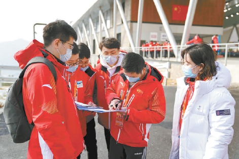 北京冬奥组委赛时实习生在工作中。（段学锋 摄）